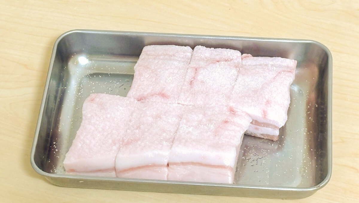 ホットクックでおいしく作れる豚の角煮レシピ 1. 材料を切る