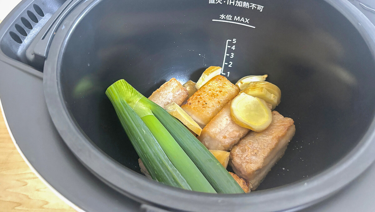 ホットクックでおいしく作れる豚の角煮レシピ 3. 鍋に材料を入れる