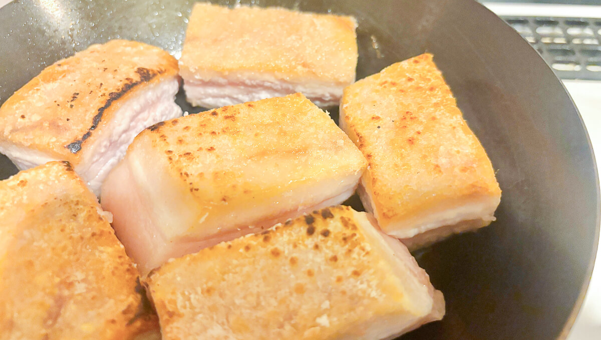 ホットクックでおいしく作れる豚の角煮レシピ 2. 肉に焼き色をつける