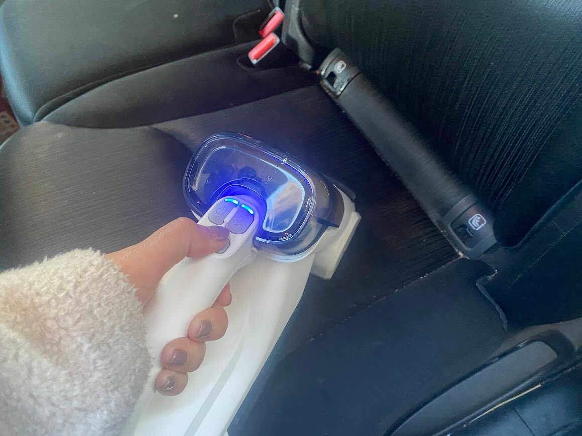 Mindoo PureXで車の掃除をする様子
