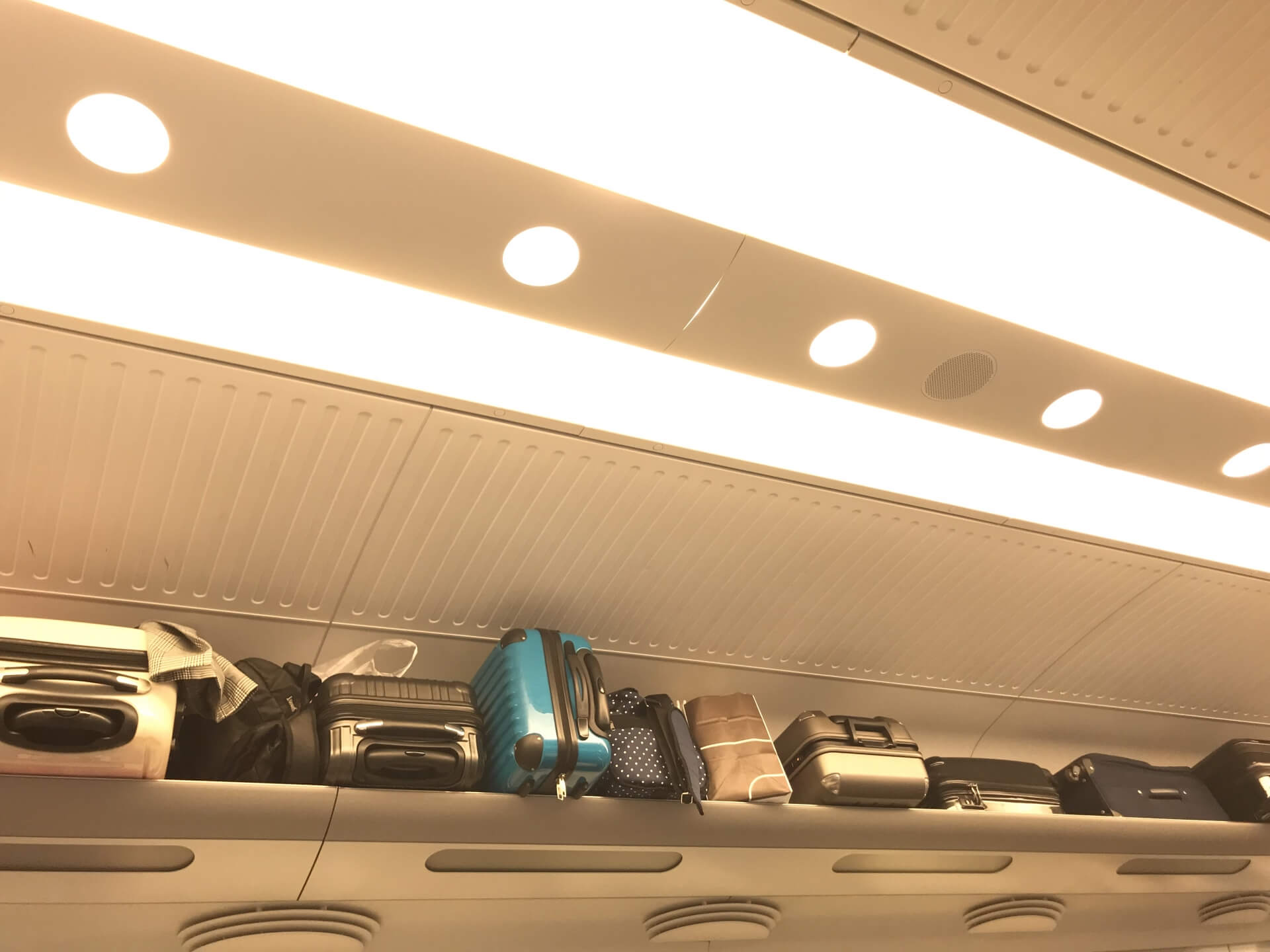 新幹線の荷物棚に収納可