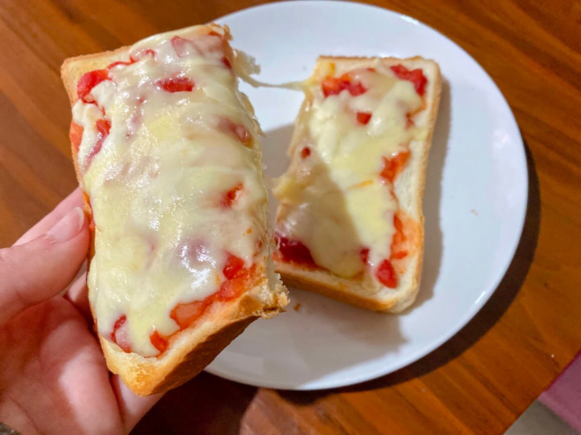 チーズがとけたピザトースト