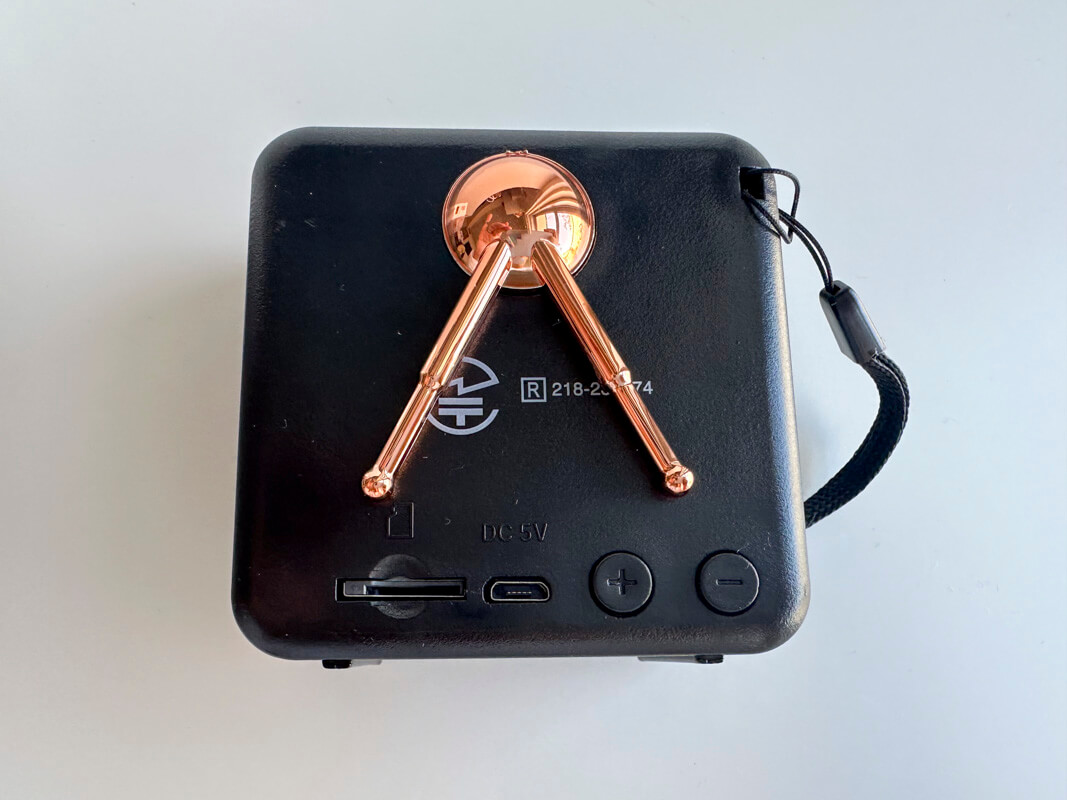 ダイソー Bluetooth レトロスピーカー(ミニ)の特徴4つ 特徴②｜レトロな見た目がオシャレ！