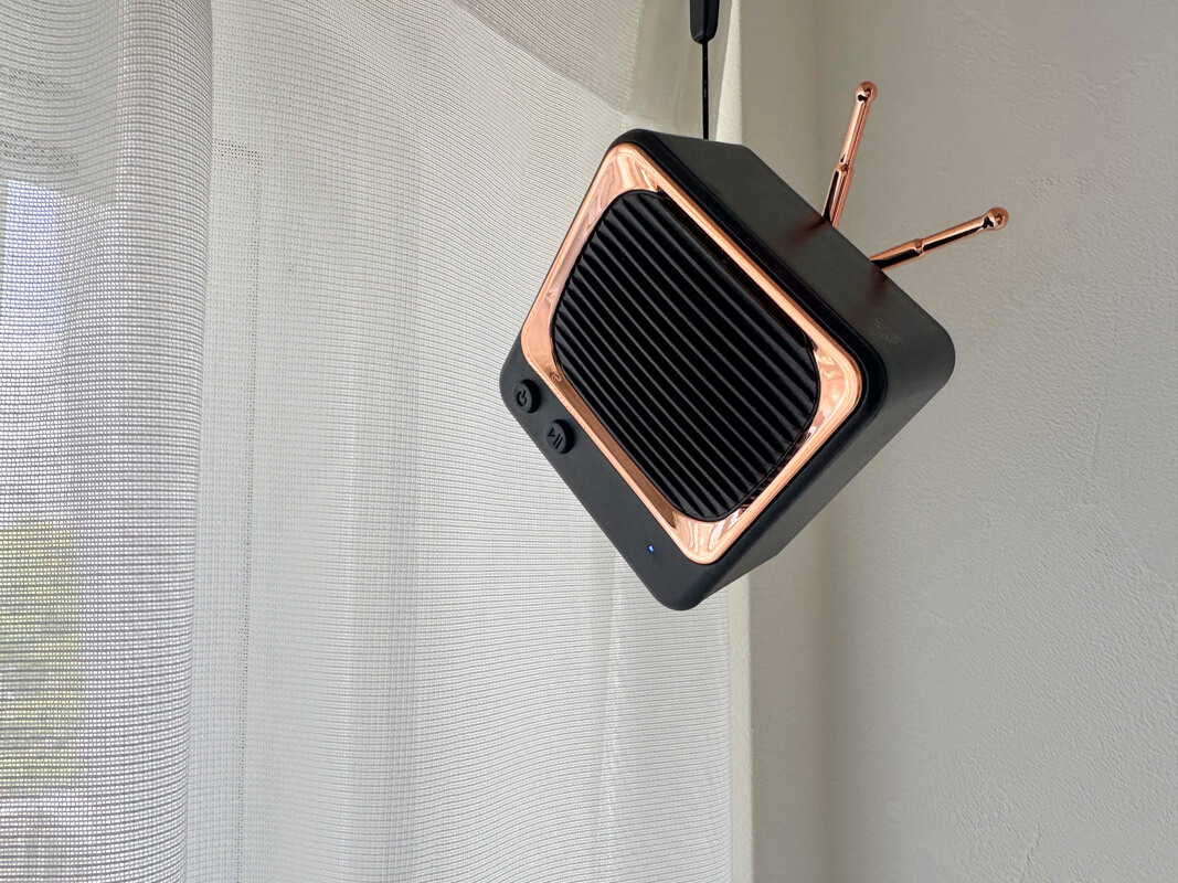 ダイソー Bluetooth レトロスピーカー(ミニ)は、気軽に音を共有できるスピーカー