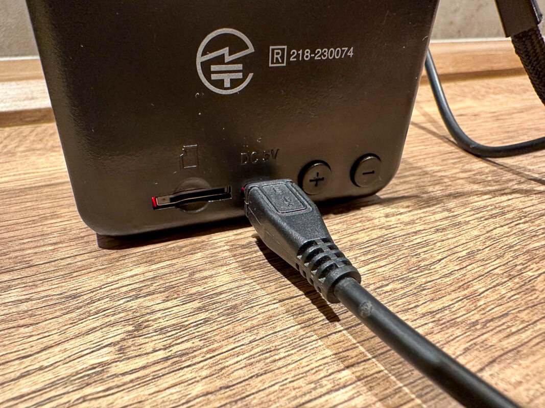 ダイソー Bluetooth レトロスピーカー(ミニ)を実際に使ってみた感想 △：充電時間と音楽再生時間は、毎日の充電が必要不可欠