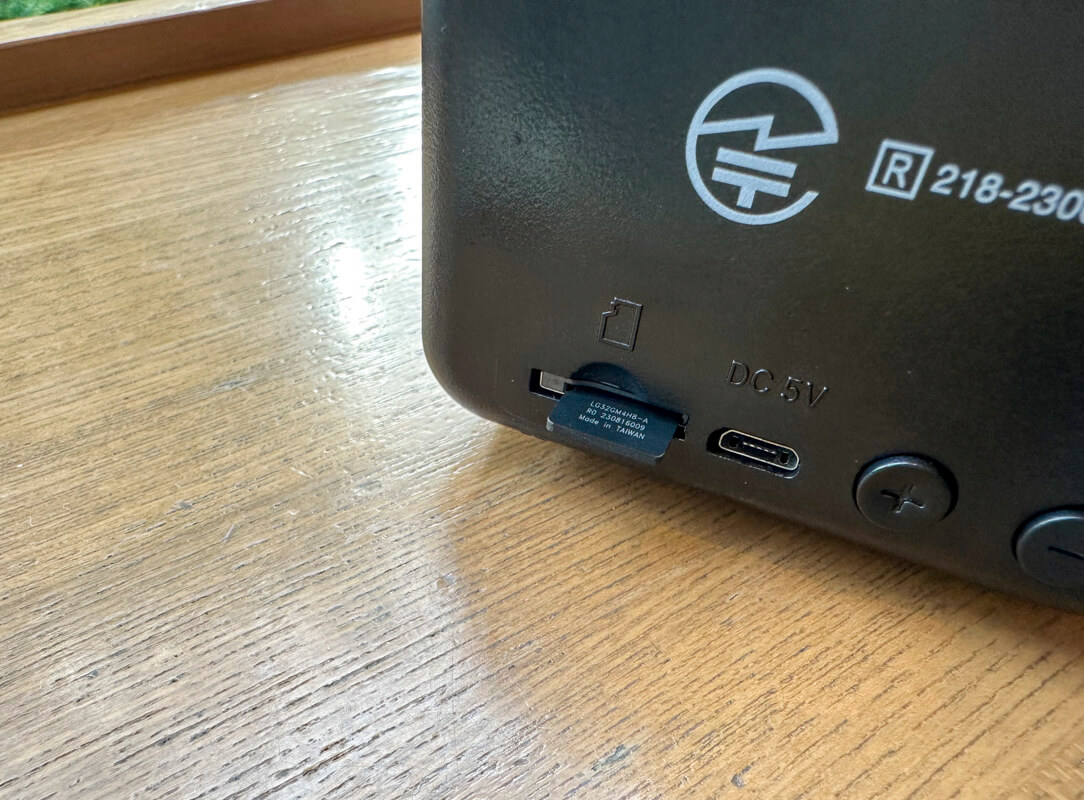 ダイソー Bluetooth レトロスピーカー(ミニ)の特徴4つ 特徴③｜micro SDカードスロットを搭載
