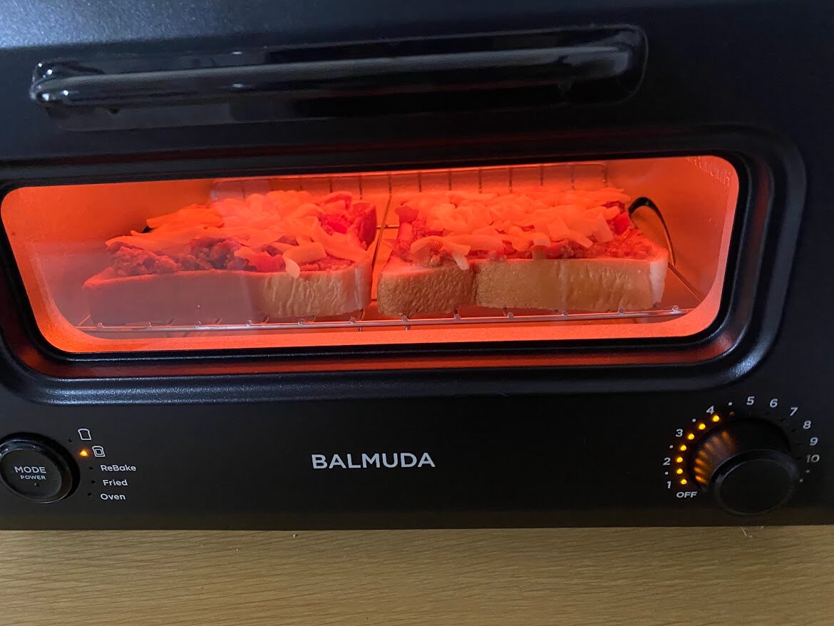 BALMUDA Rebakerでピザトーストを焼く様子