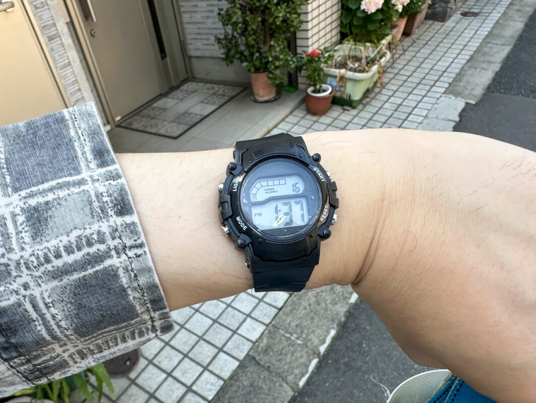 ダイソー腕時計「デジタルウォッチ(ブループラネットD ミニ)」を実際に使ってみた感想 ◯：軽い着用感でファッション性もグッド！