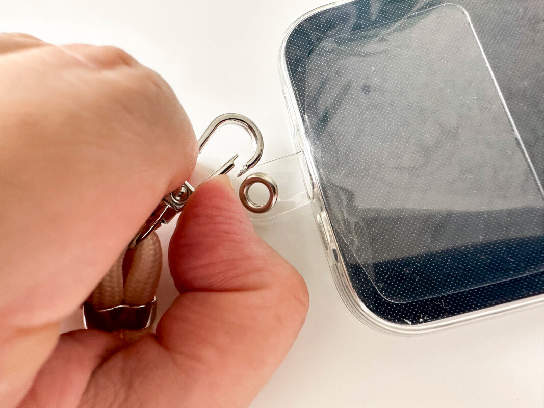3COINS(コインズ)スマートフォンストラップを実際に使ってみた感想 △：フックを付ける際に、少し重くて付けにくい