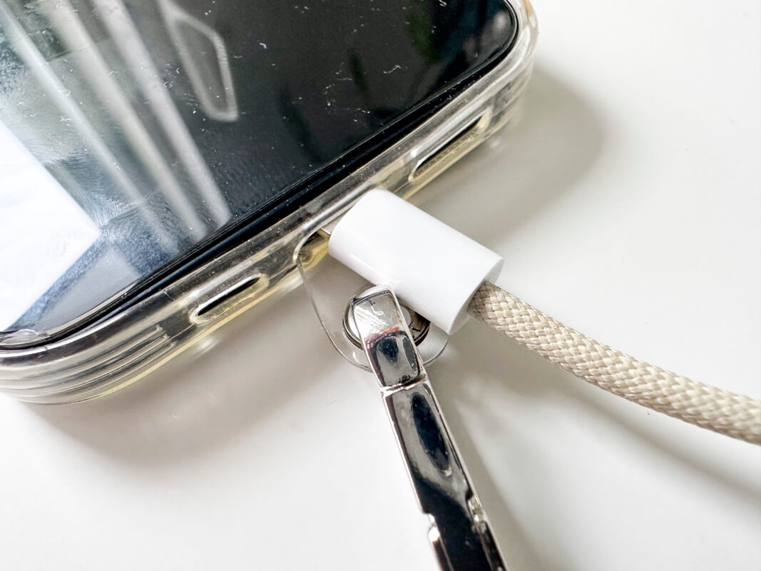 3COINS(コインズ)スマートフォンストラップを実際に使ってみた感想 △：スマホケースによっては、フックを外さないと充電ができない