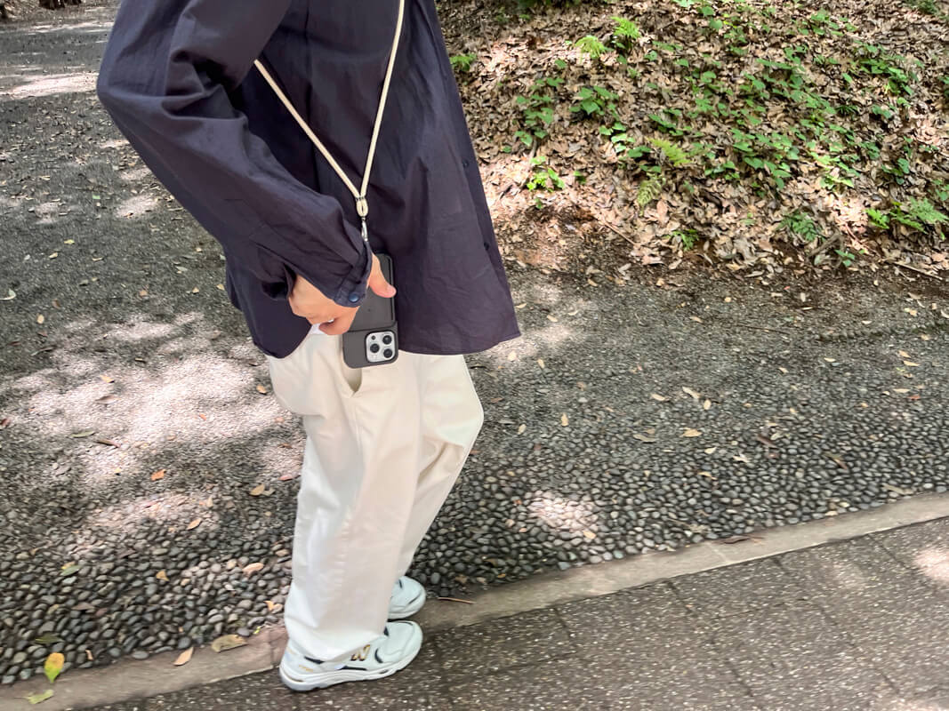 3COINS(コインズ)スマートフォンストラップは、スリコならではのくすみ色がオシャレでファッションに合わせやすい