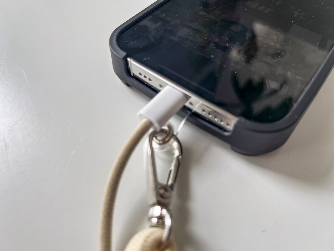3COINS(コインズ)スマートフォンストラップを実際に使ってみた感想 △：スマホケースによっては、フックを外さないと充電ができない