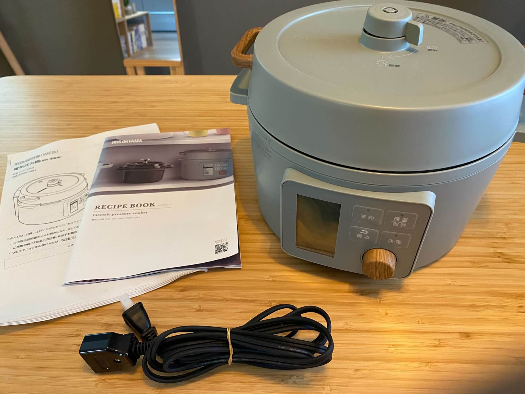 アイリスオーヤマの電気圧力鍋 KPC-MB3デザイン