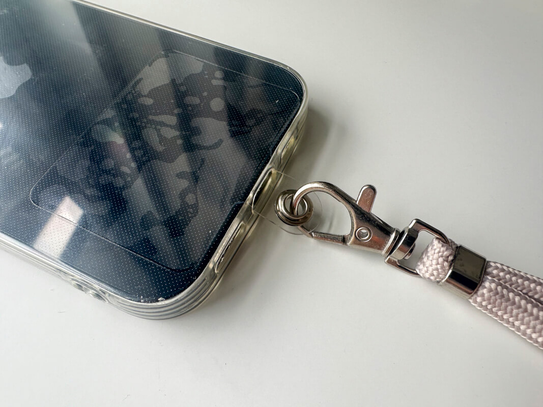 Daiso(ダイソー)スマホショルダーストラップを実際に使ってみた感想 ◯：設置が簡単で、取り外しも可能！