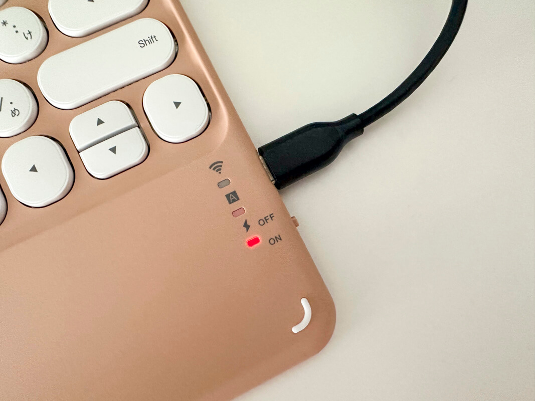 3COINS(コインズ) タッチパッド付きキーボードを実際に使ってみた感想 ◯：2時間の充電で連続使用時間は30時間！