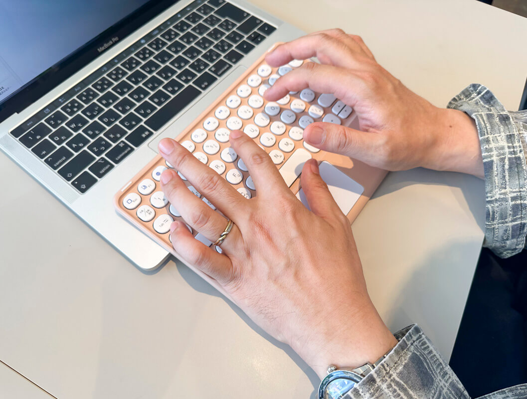 3COINS(コインズ) タッチパッド付きキーボードを実際に使ってみた感想 △：タイプの打ち心地は少し慣れが必要
