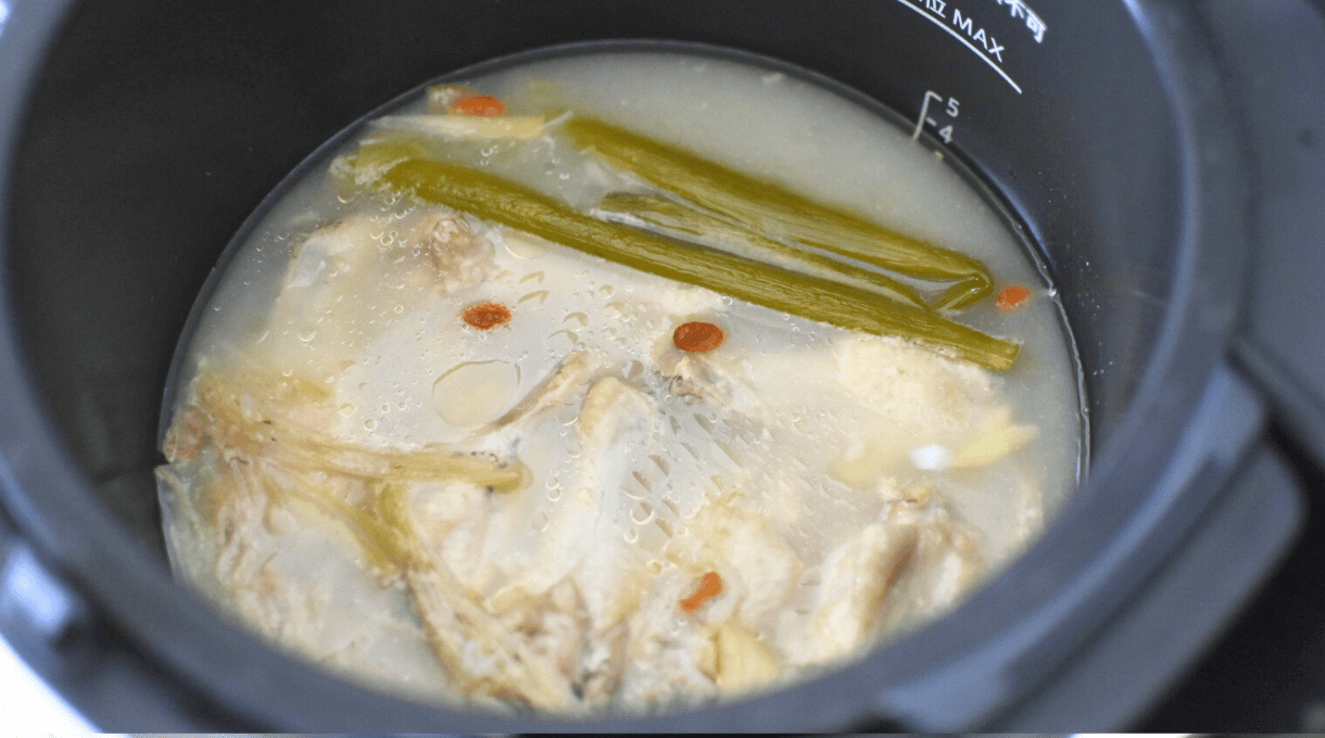調理師監修】ホットクックで作る手羽元の美味しいレシピを紹介！3. 参鶏湯