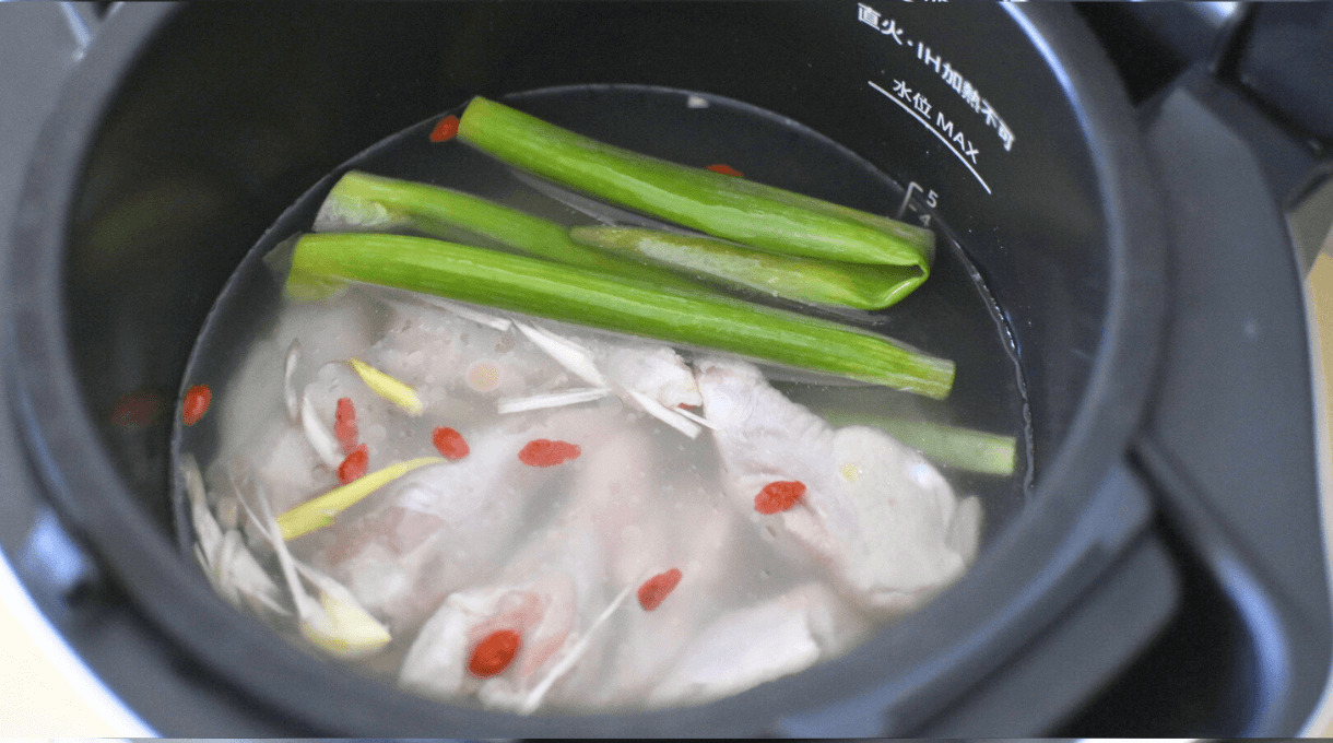 調理師監修】ホットクックで作る手羽元の美味しいレシピを紹介！3. 参鶏湯