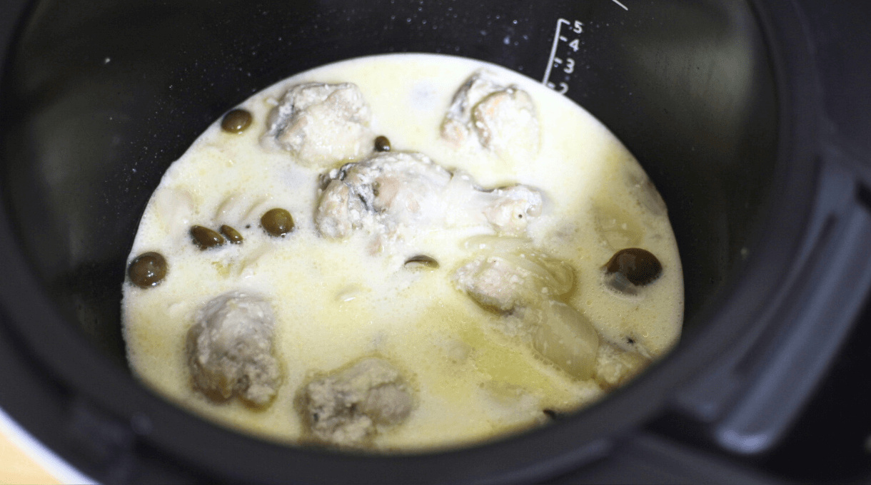 調理師監修】ホットクックで作る手羽元の美味しいレシピを紹介！2. 濃厚手羽元のクリーム煮込み