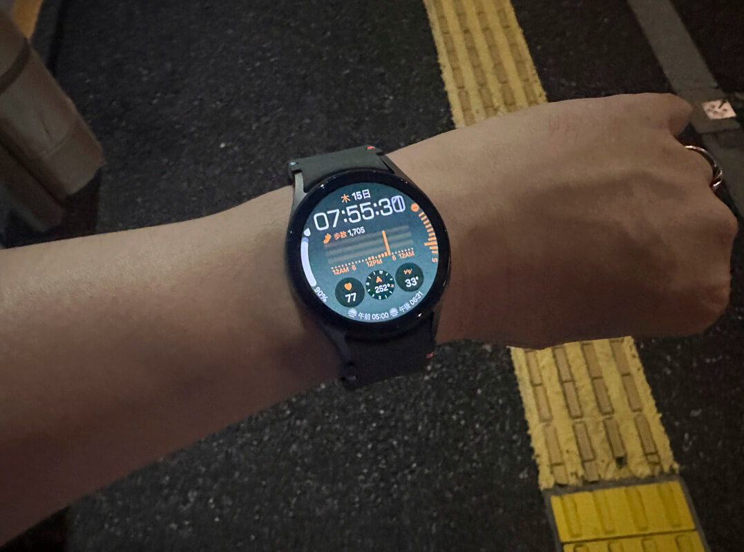 Galaxy Watch 7を実際に使ってみた感想 ◯：夜間でも見やすく操作しやすい自動ナイトモード