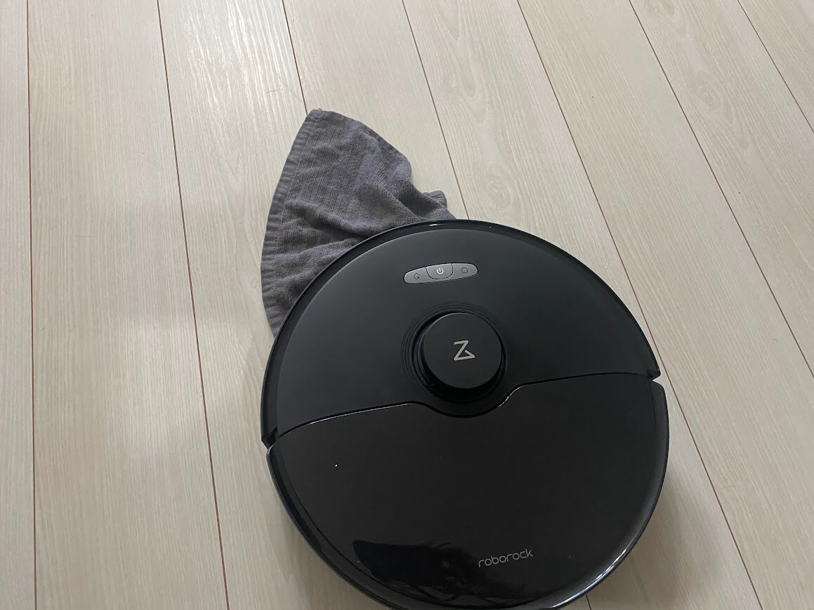 ロボロック S8MaxUltraで布巾を吸い込んでしまった様子