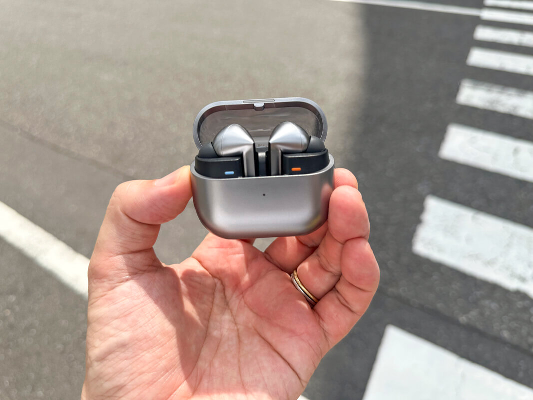 Galaxy Buds3 ProはGalaxy AI対応でSF感のある近未来イヤホン