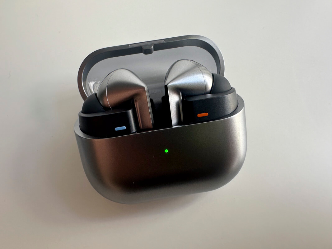 Galaxy Buds3 Proを実際に使ってみた感想 ◯：近未来なSF感あるクールなデザイン