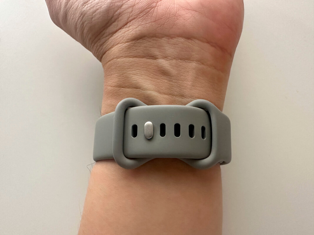 Google Pixel Watch 3を実際に使ってみた感想 ◯ or △：デフォルトのバンドは肌と密着する面積が多く通気性が悪い