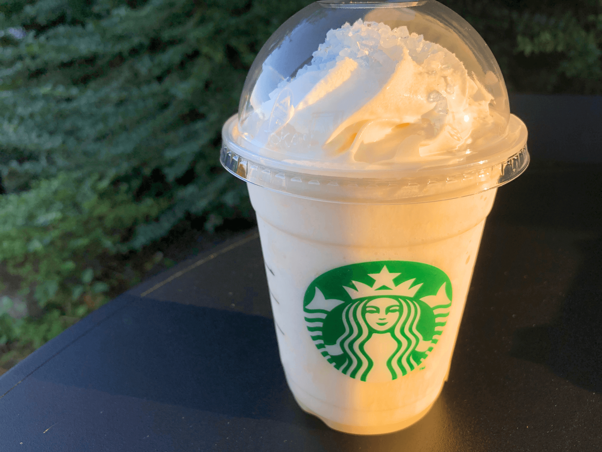 スタバのマカダミアホワイトスノーチョコレートフラペチーノはいつまで販売？