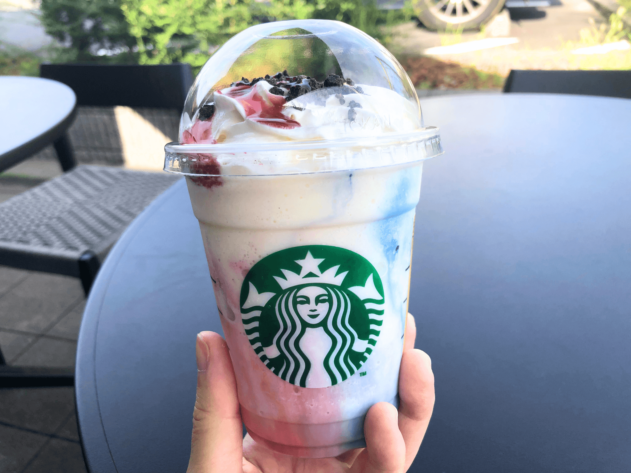 スタバのメラ メーラ フラペチーノは見た目も味も魔法みたい！