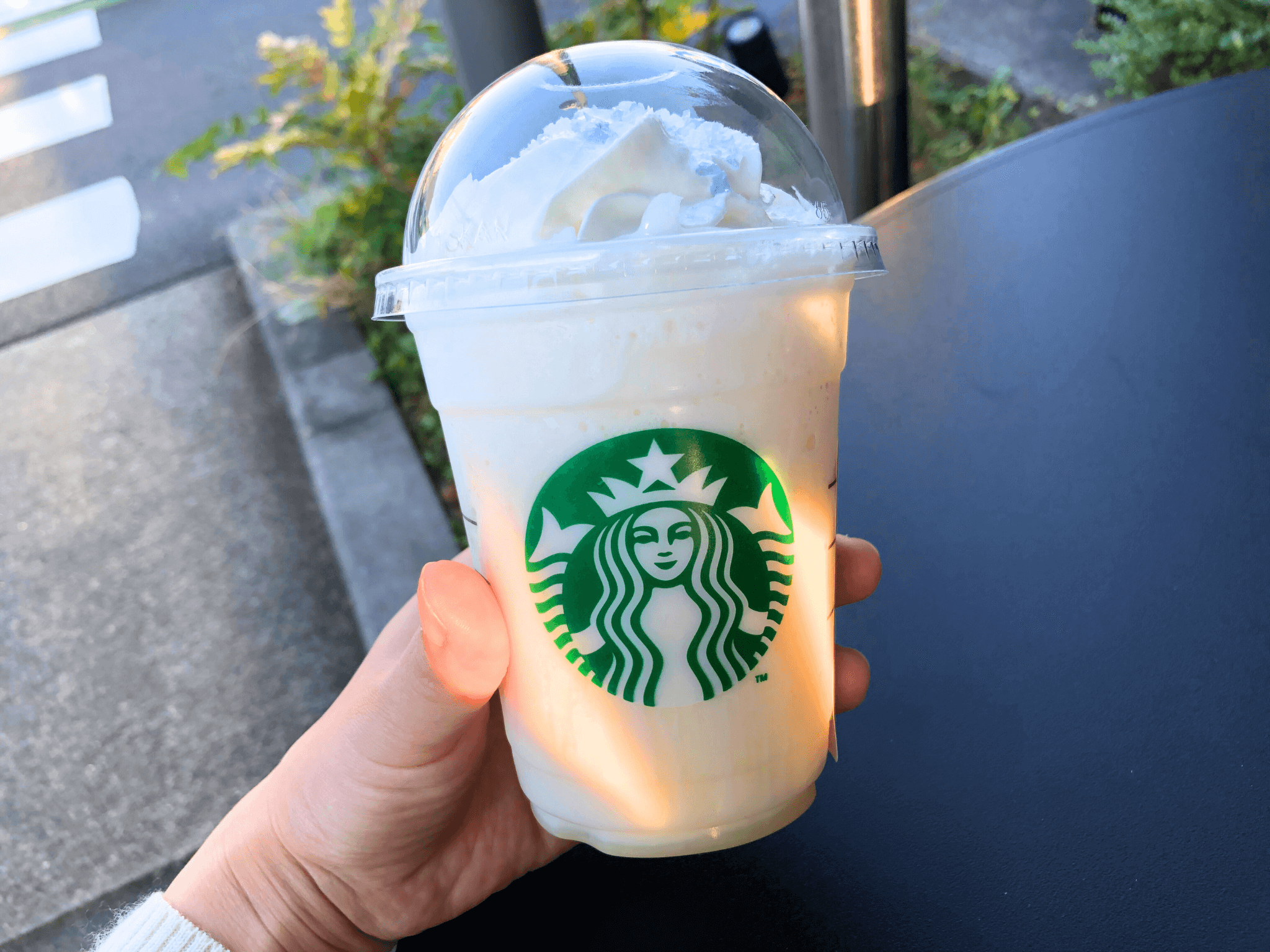 スタバのマカダミアホワイトスノーチョコレートフラペチーノでホリデー気分を味わおう！