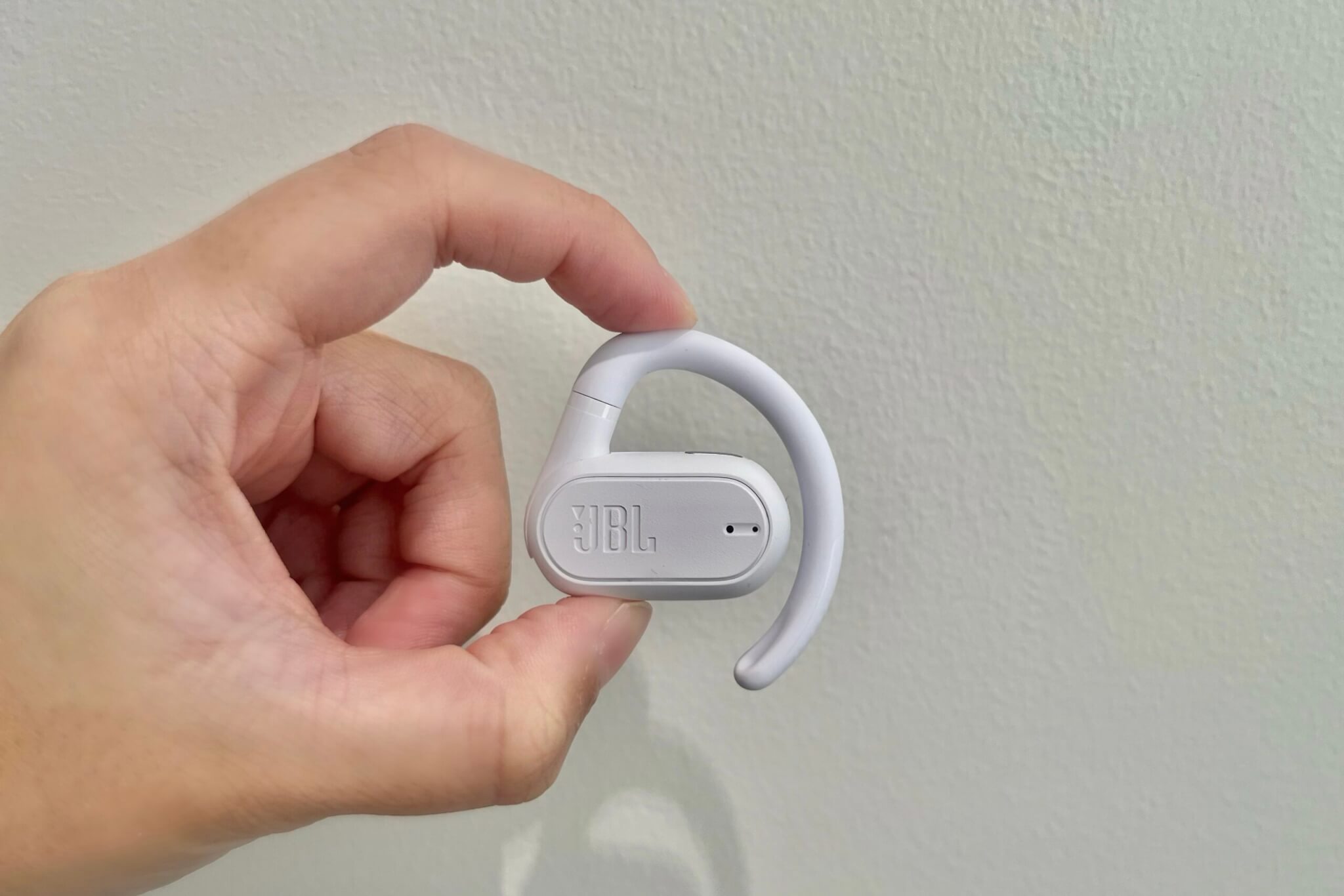 JBL「Soundgear Sense」　イヤーフックで角度調整