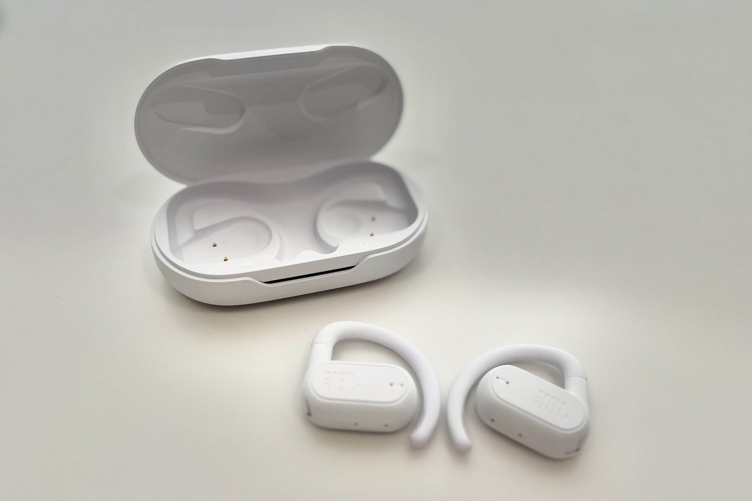JBL「Soundgear Sense」　本体とケース