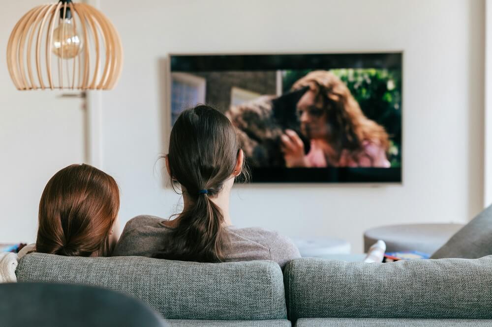 テレビを見ている親子