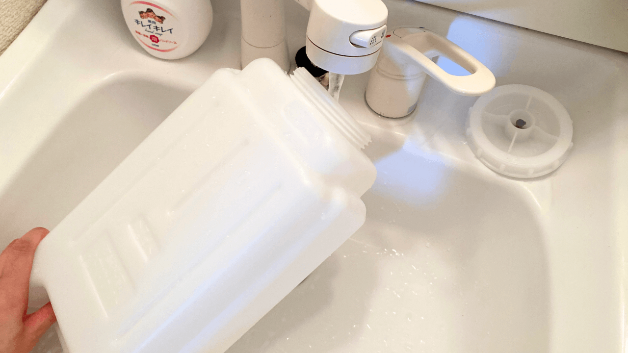 加湿器の掃除方法 タンクは少量の水を入れて振り洗いする