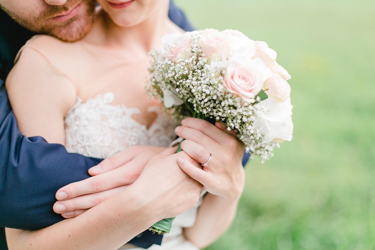 結婚式ムービーを外注するメリットと注意点