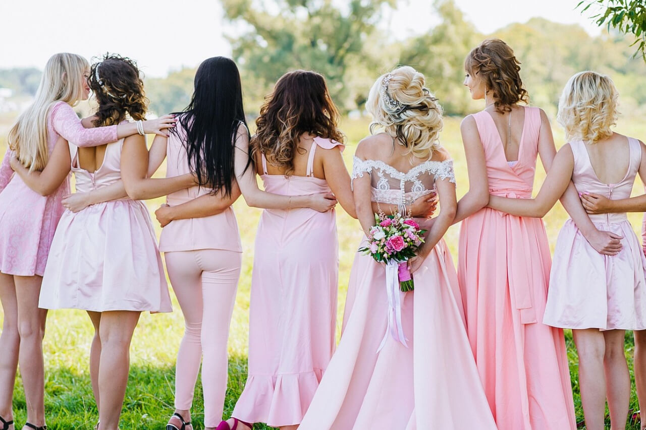 結婚式のパーティードレスはレンタルできる！