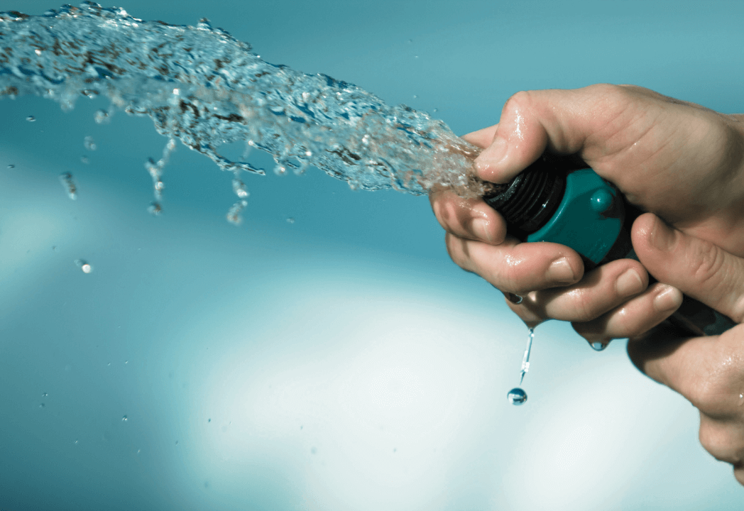 4.水を流して汚れを洗い落とす